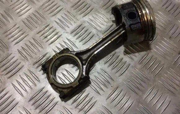Mitsubishi Colt Piston with connecting rod