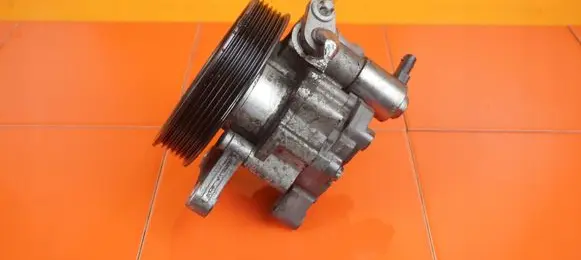 Mercedes-Benz C AMG W204 Power steering pump 17MB15