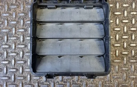 Quarter panel pressure vent