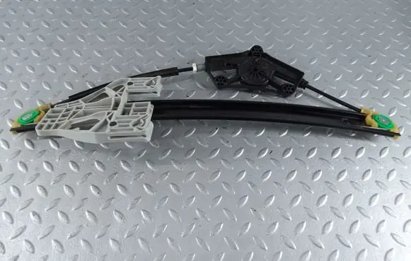 Rear window lifting mechanism without motor
