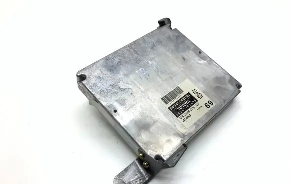 Toyota Avensis T250 Engine control unit/module 8966105690 1758006325
