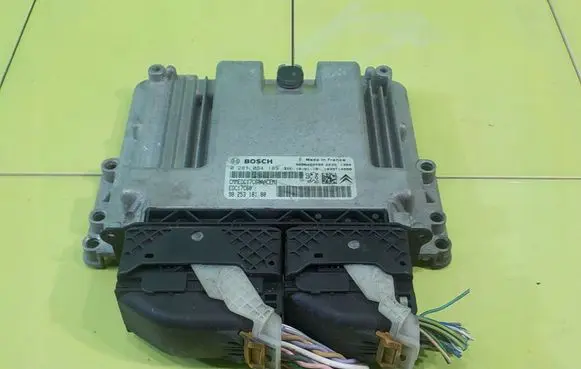 BMW 5 F10 F11 Engine control unit/module 0281017679