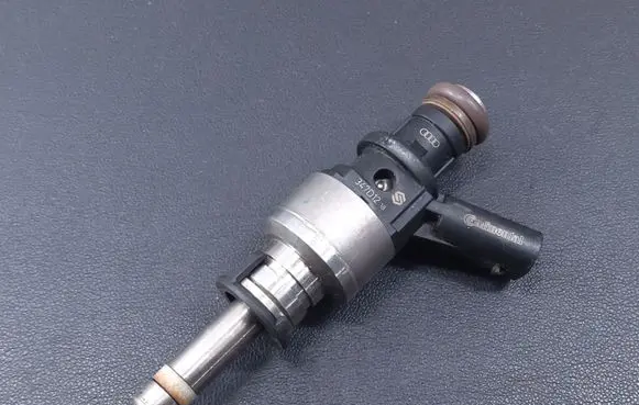 Audi A8 S8 D4 4H Fuel injector 1079036N 104790532