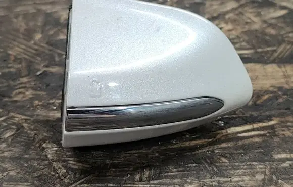 Ford Fusion II Front door lock (next to the handle) 