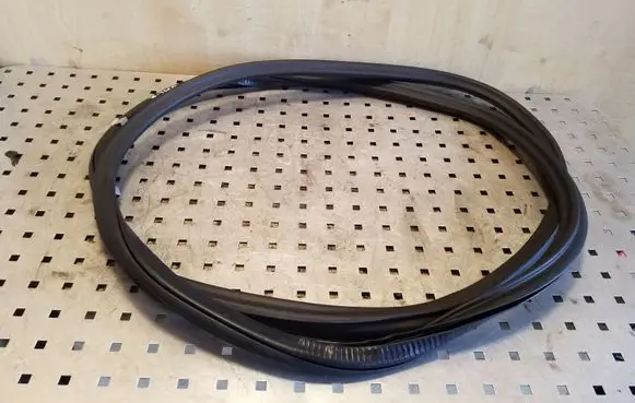 Audi A8 S8 D4 4H Rear door rubber seal (on body) 