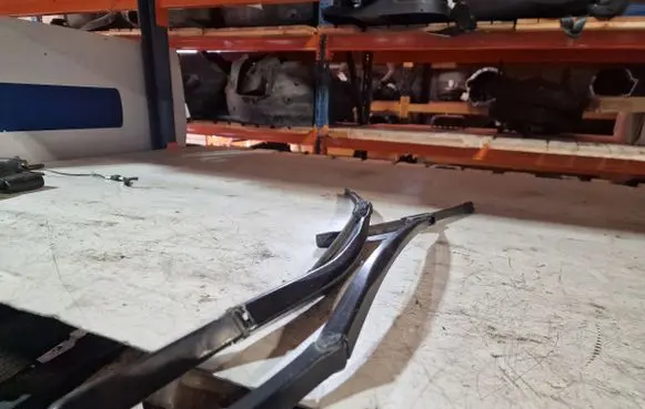 Alfa Romeo 147 Front wiper blade arm