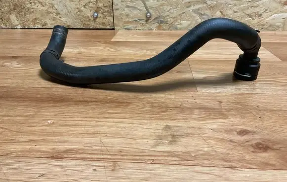 Engine coolant pipe/hose