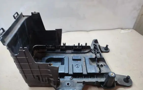 Volkswagen Tiguan Battery tray 1K0915333