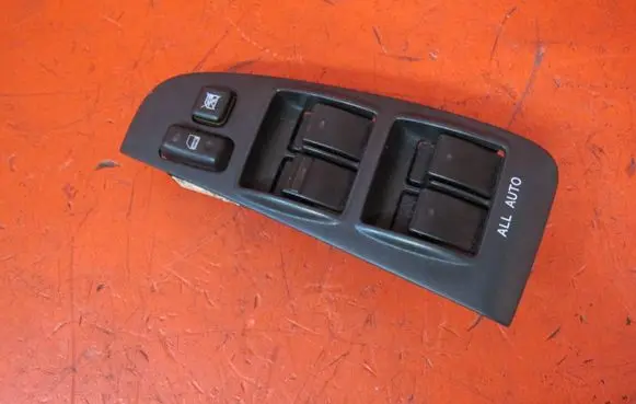 Toyota Avensis T250 Electric window control switch 84820-05100