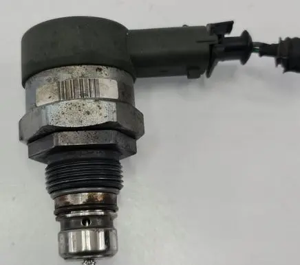 Volvo XC70 Fuel pressure regulator 30777576