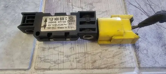 Volkswagen Phaeton Airbag deployment crash/impact sensor 7L0909606C 071103 0232L2CJ6B79A