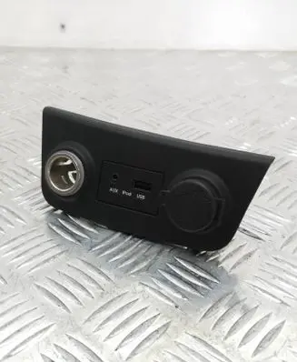 Hyundai i30 USB socket connector 961202R000 846212R000