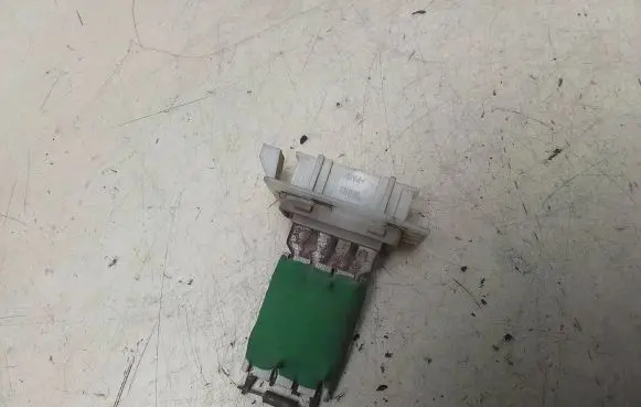 Volkswagen PASSAT B6 Heater blower fan relay 
