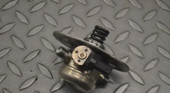 BMW 2 F22 F23 Fuel injection high pressure pump 7642466