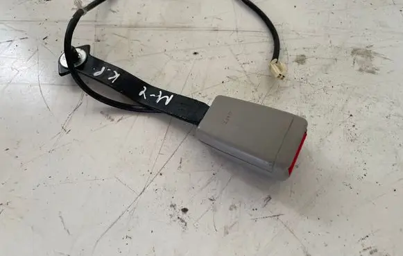 Front seatbelt buckle