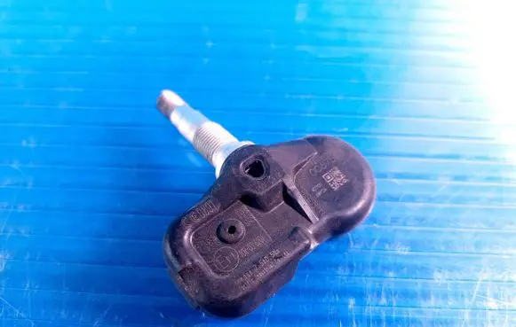 Nissan Juke I F15 Tire pressure sensor 10R036201 00675A3
