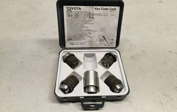 Toyota Avensis T270 Anti-theft wheel nuts and lock 