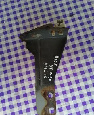 Nissan X-Trail T30 Headlight/headlamp mounting bracket