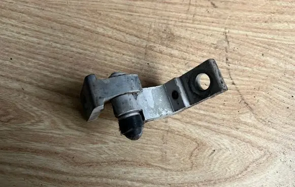 Skoda Superb B5 (3U) Front door upper hinge 1U0831402A