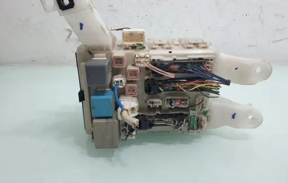 Toyota Auris 150 Fuse module 74700211