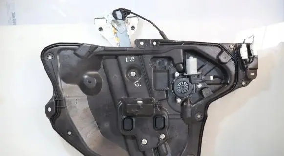 Mazda 3 III Front window lifting mechanism without motor