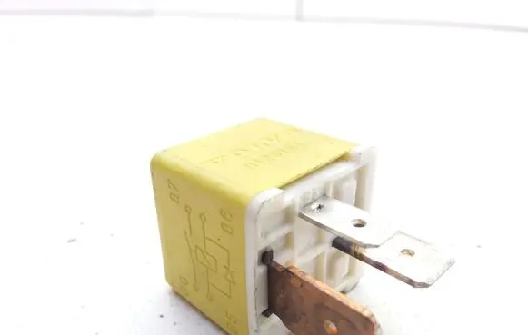Volvo S70 V70 V70 XC Hazard warning light relay 00351075 9128164