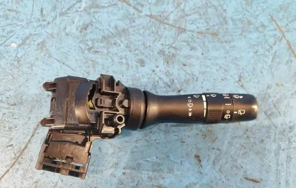 Toyota Prius (XW30) Gear shift switch/knob 8465248180