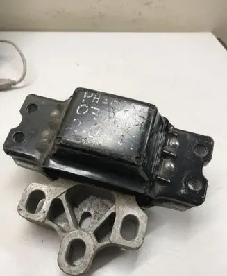 Volkswagen PASSAT B6 Engine mount bracket 3C0199555
