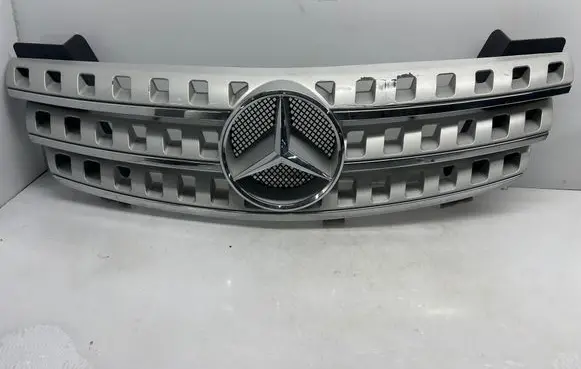 Mercedes-Benz ML W164 Front bumper upper radiator grill A1648880123 A1648800685