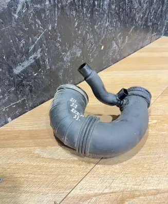 Mercedes-Benz E W211 Turbo air intake inlet pipe/hose A6470940097