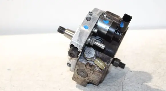 BMW X3 E83 Fuel injection high pressure pump 7798333 0445010146
