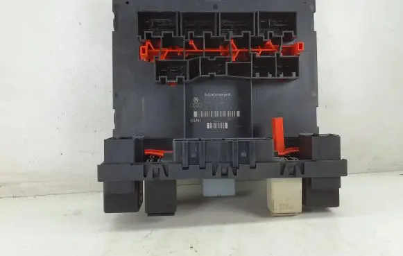 Volkswagen PASSAT B6 Fuse module 3C0937049L 28027757 H37S1301