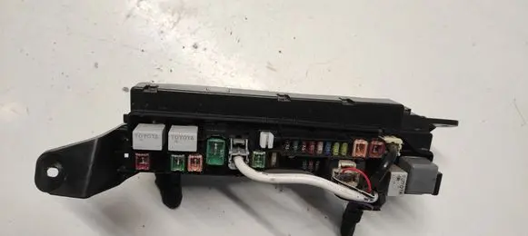 Toyota Corolla Verso AR10 Fuse module 9008087019 9008087030