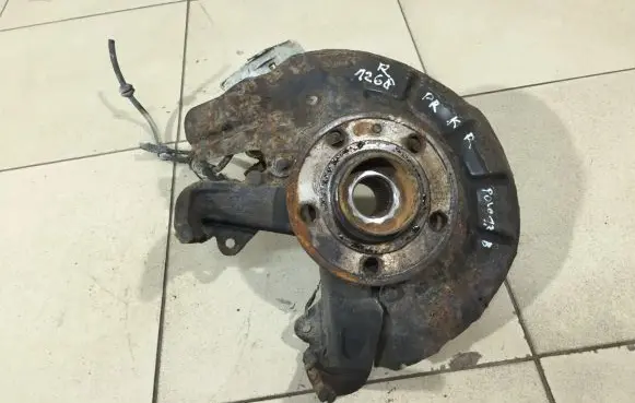Volkswagen Polo IV 9N3 Front wheel hub spindle knuckle