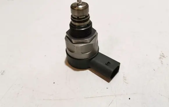 BMW 5 F10 F11 Fuel pressure regulator 0281006394 34501969
