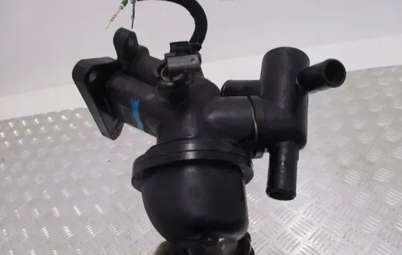 Jaguar XE Thermostat housing G4D38575AD
