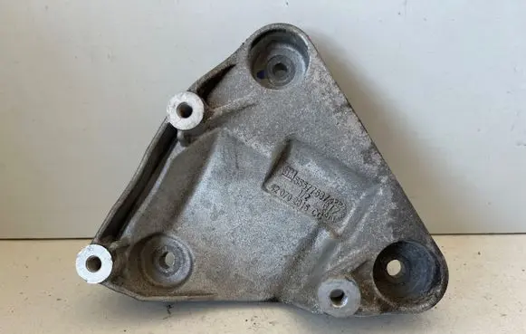 Opel Mokka X A/C compressor mount bracket 55577637 20702815