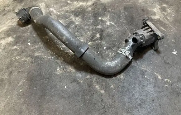 Volvo XC90 Engine coolant pipe/hose 31474845