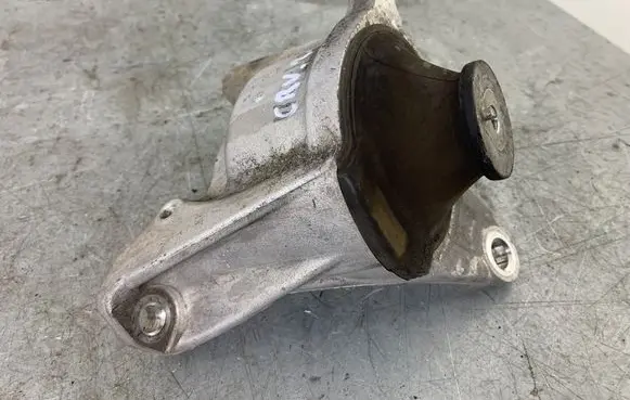 Honda CR-V Engine mount bracket 21T1G