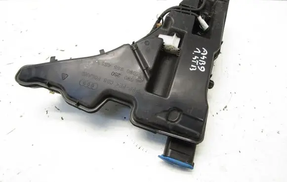 Audi A4 S4 B9 Windshield washer fluid reservoir/tank 8W0955451