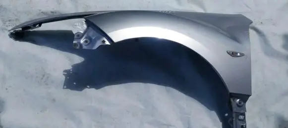 Mazda 6 Fender sidabrine