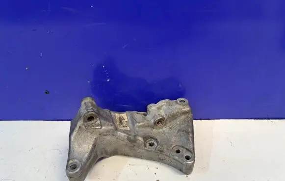 Volvo S60 Generator/alternator bracket 31401932