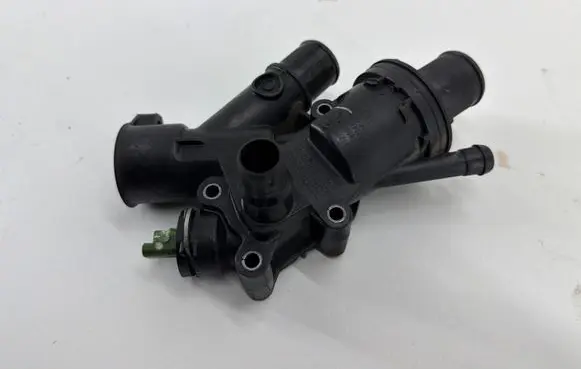 Ford Kuga I Thermostat/thermostat housing 9682141580