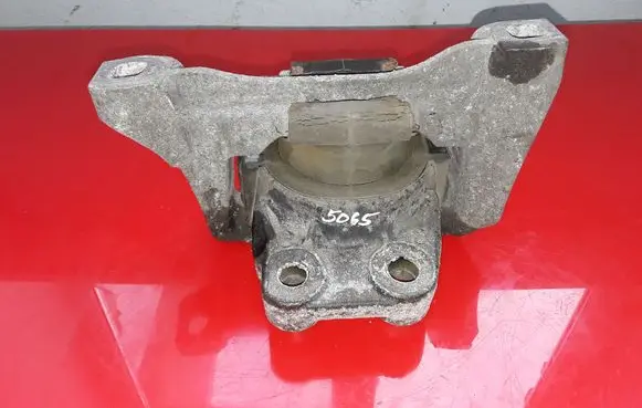 Ford Focus Engine mount bracket NOCODE