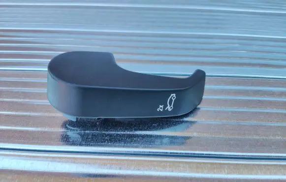 Engine bonnet (hood) release handle