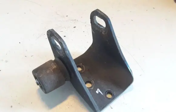 Engine mounting bracket