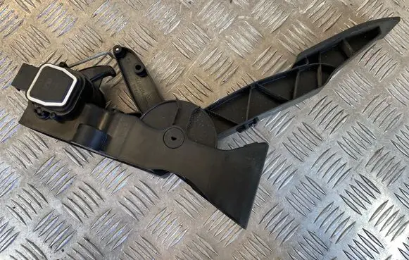 Mercedes-Benz A W169 Accelerator throttle pedal A1693000104 000736 230106