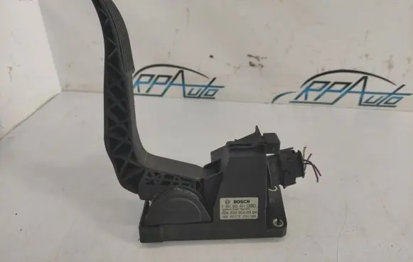 Mercedes-Benz Vito Viano W639 Accelerator throttle pedal A6393000604 0281002561