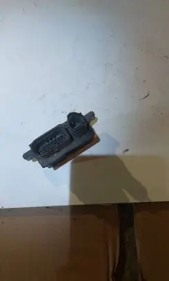 BMW 3 E46 Glow plug pre-heat relay E2110022358 0005993358 0522120701