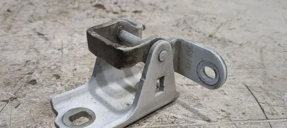 Opel Insignia A Front door lower hinge A046574 3401